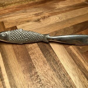 Silver Fish-Shaped scaler